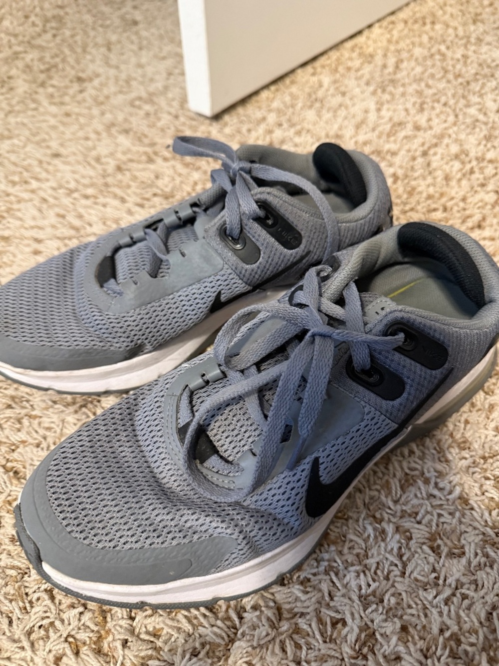Tennis shoes